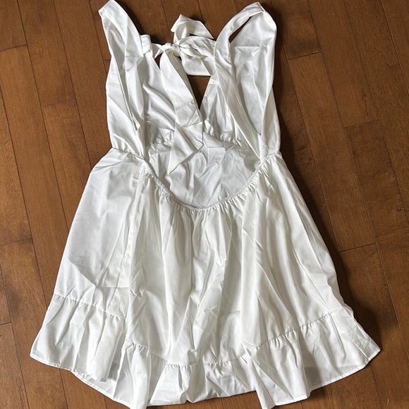 Elegant White Backless Dress - Picture 4 of 6